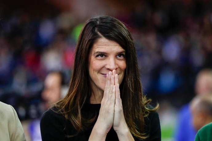 Ruth Beitia recibes honorable trophy during the World Indor Tour 2018 celebrated