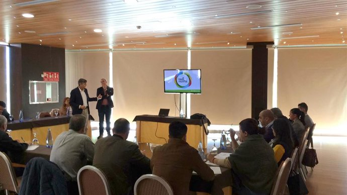 Reunión para explicar las nuevas líneas de Titsa