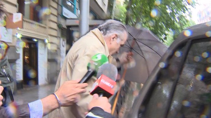 Luis Bárcenas, sale de su casa para acudir a la Audiencia Nacional