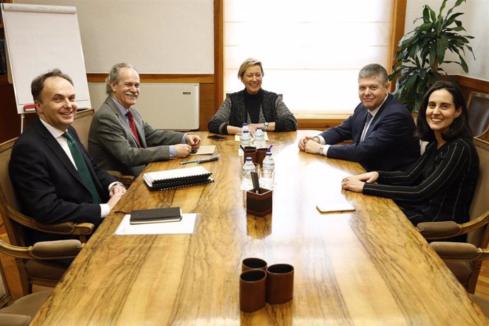 Reunión de Marta Gastón con el presidente de Redexis, su consejera delegada y su