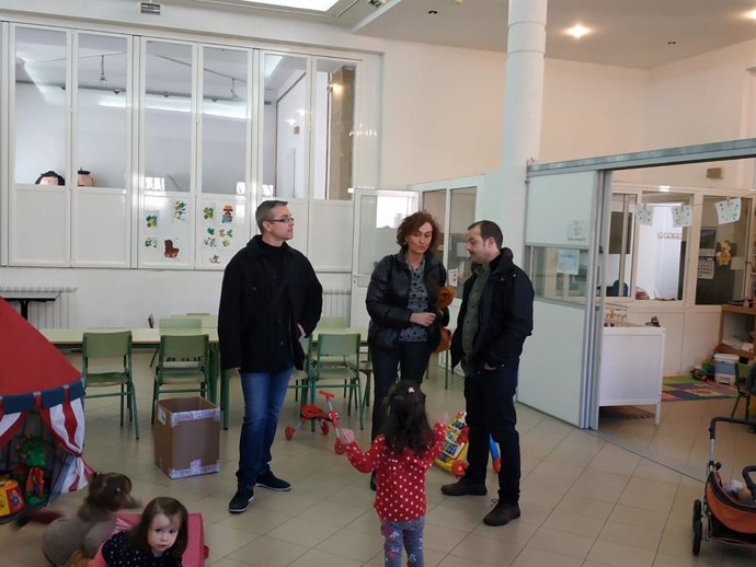 La directora provincial ha visitado el colegio de Siétamo.