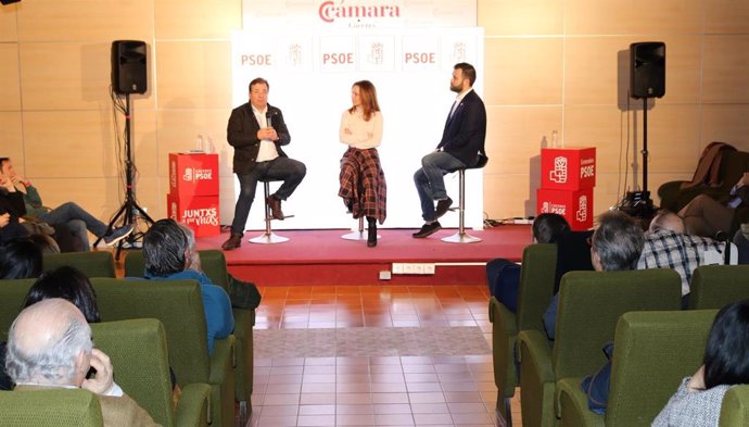 Vara participa en un encuentro con empresarios en Cáceres