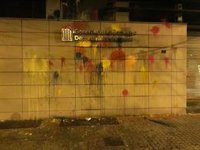 Arrojan pintura a la fachada de la Conselleria de Interior