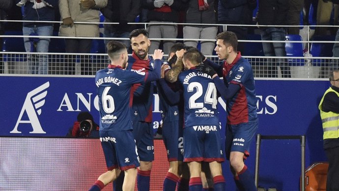 El Huesca golea y mantiene en la quema al Valladolid