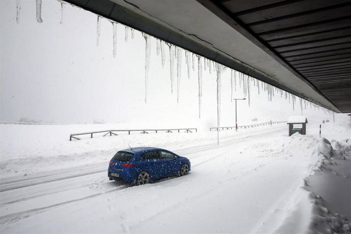 Imagen de temporal, nieve, lluvia, frío, invierno, carretera, quitanieves