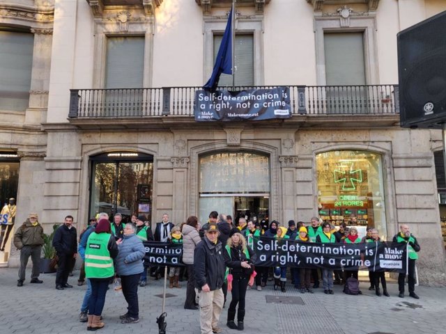 Protesta de la ANC ante la sede de la Comisión Europea en Barcelona