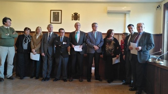 Francisco Gutiérrez, en el centro, junto a magistrados de la Audiencia de Sevill