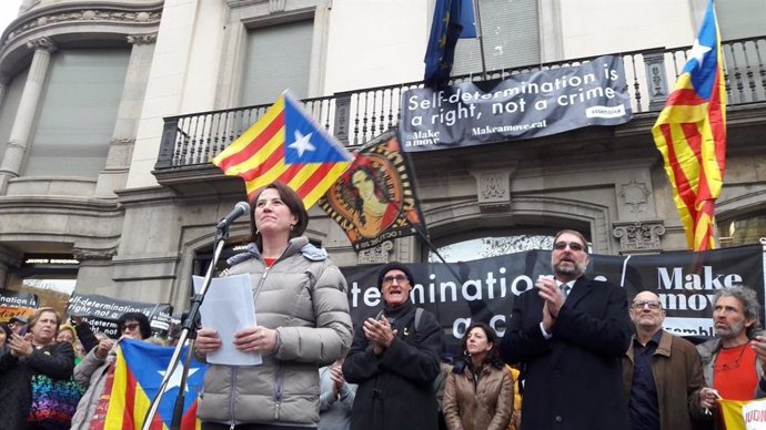 Elisenda Paluzie i Josep Cruanyes (ANC) davant la seu de la Comissió Europea en 