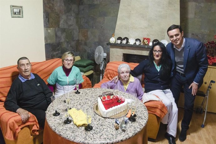 Javier Aureliano García, junto a la pareja homenajeada: Alfredo y Ramona.