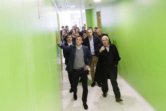 El presidente de Diputación y el alcalde de Olula visitando el centro de salud.