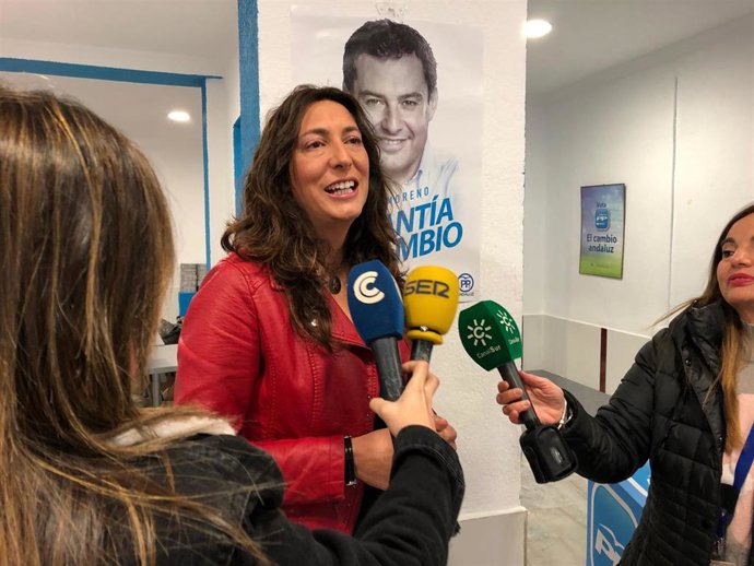 Loles López atiende a periodistas