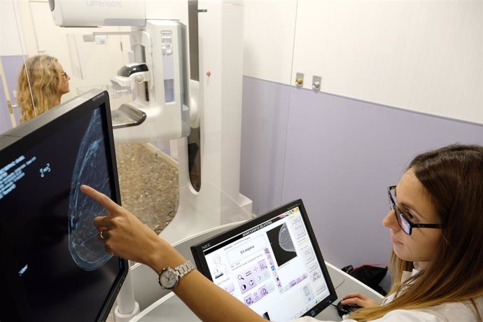 Una usuaria se somente a una mamografía