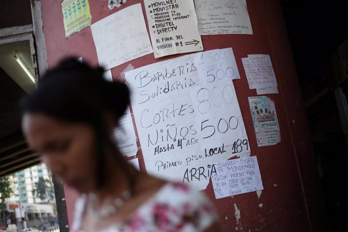 Cartel con trabajos en una calle de Caracas