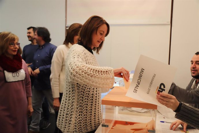 Ángela Labordeta vota en la segunda fase de las primarias de CHA