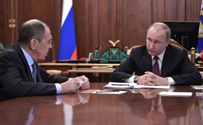 Putin con el ministro de Exteriores Sergei Lavrov