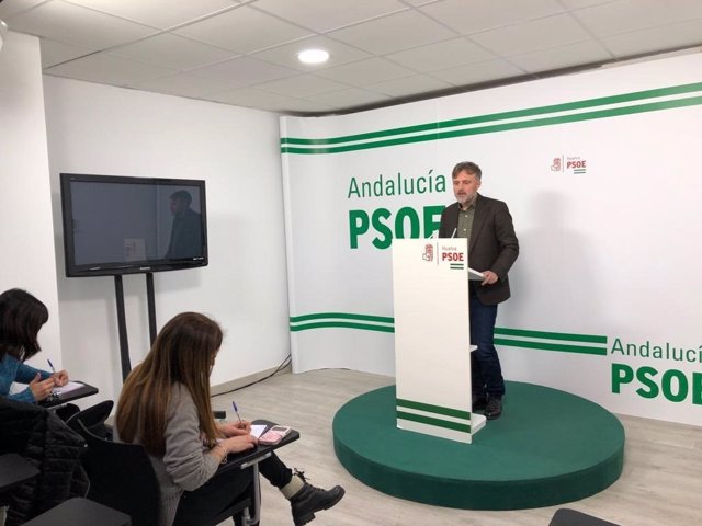 El parlamentario autonómico del PSOE-A José Fiscal en rueda de prensa