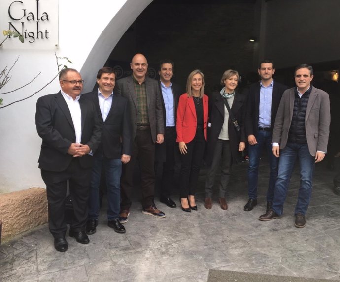El presidente del PP en Baleares, Biel Company, junto a los candidatos a los Con