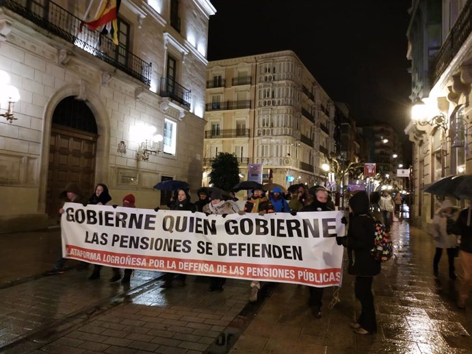 Pernsionistas riojanos se manifiestan por el centro de Logroño