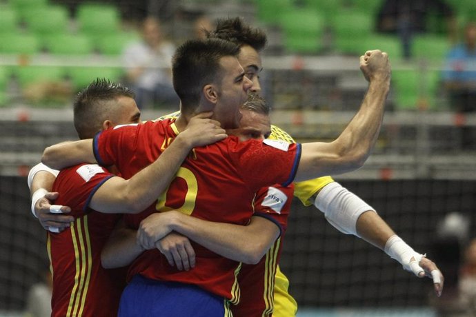 Sergio Lozano celebra el triunfo de España sobre Kazajistán