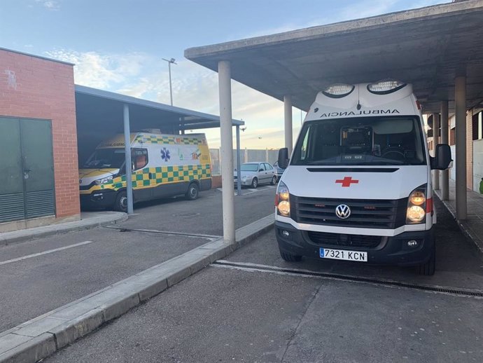 Ambulancias de Cruz Roja y del SES en Puebla de la Calzada