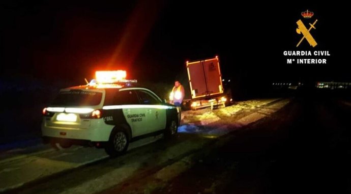 Un camión se sale de la vía en la AP-15