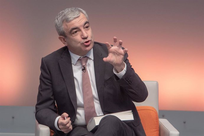 Luis de Guindos participa en la presentación del libro 'Un hombre con buena suer