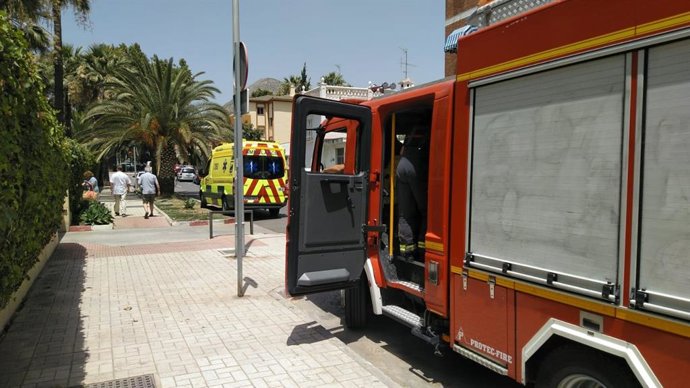 Foto de archivo de un camión de bomberos de Málaga y una ambulancia