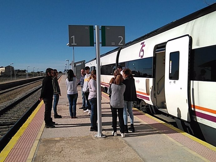 Viajeros del tren esperando en la estación de Oropesa