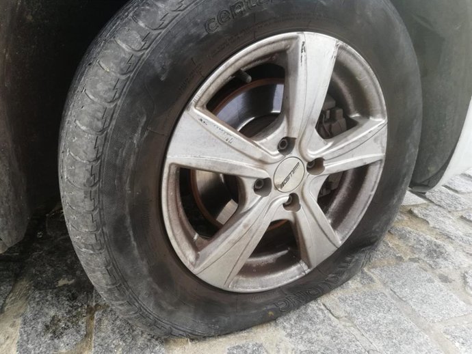 Rueda pinchada del coche de Daniel Caballero (PP)