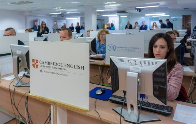 Directivos de academias de inglés realizan el examen 'Linguaskill'