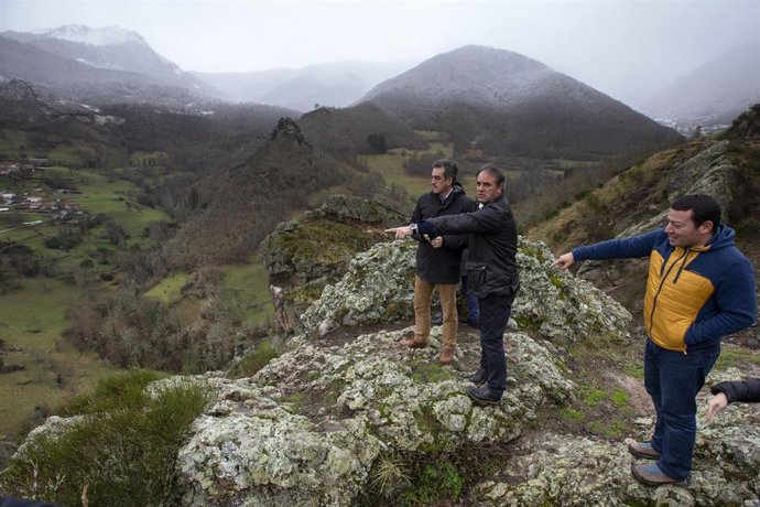 Martín en la vía ferrata de Peñasocastillo