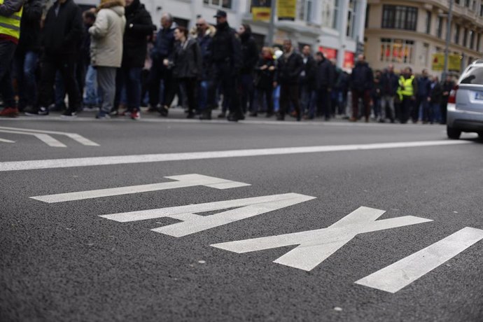 Concentración de taxistas en la Gran Vía de Madrid