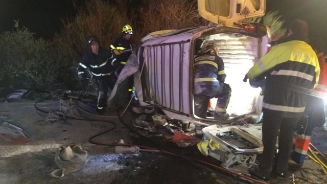 Furgoneta accidentada en un chocque con un turismo en la A-373 en Prado del Rey