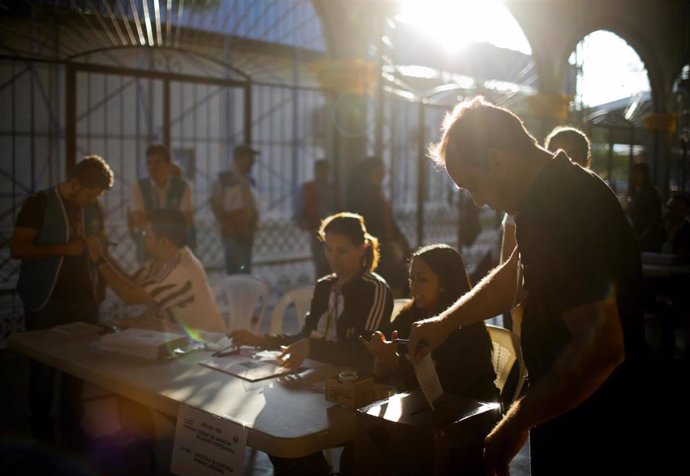 Los salvadoreños votan en la primera vuelta de las elecciones presidenciales