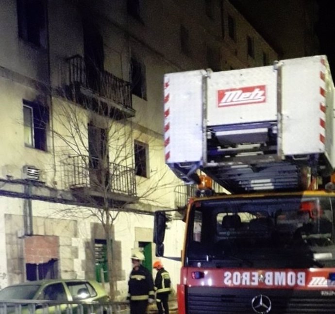 Bomberos extinguen un incendio en un edificio abandonado de la calle Alta