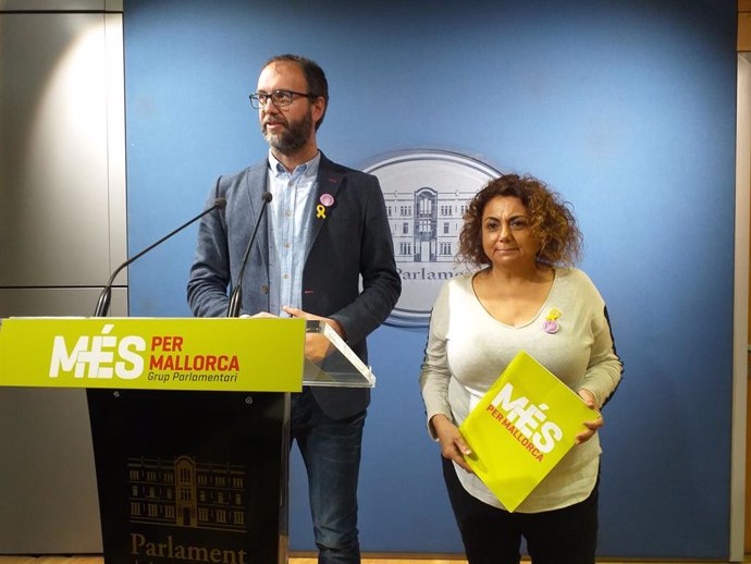 Els diputats de MÉS Miquel Gallardo i Joana Aina Campomar