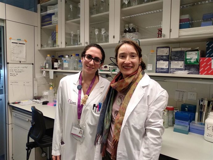 La investigadora Cristina Mir junto a la líder del estudio Matilde Lleonart, que