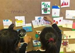 Dos alumnas del centro XX realizando la actividad 'Mujeres y ciencia. Las aparie