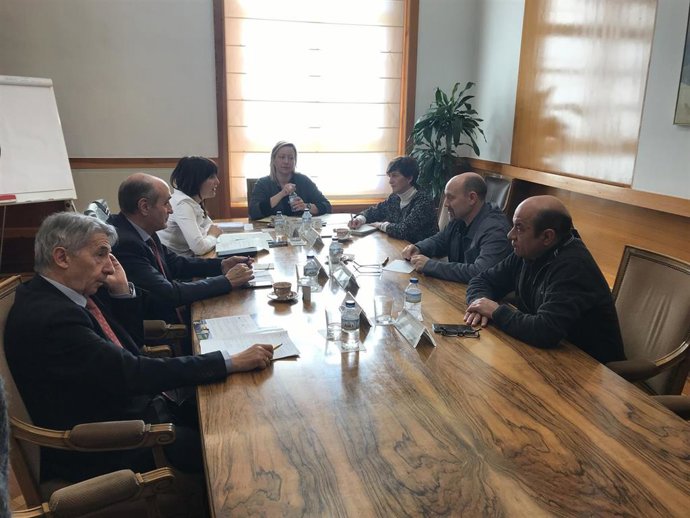 Gastón ha presidido la reunión con sindicatos y empresas.