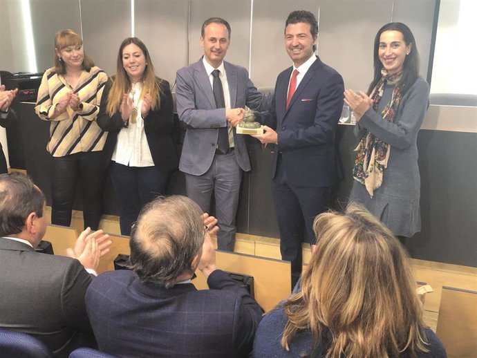 El consejero Javier Celdrán entrega el premio 'Antonio Ruiz Giménez' a responsab