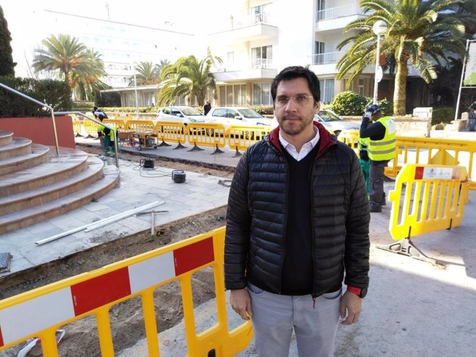 El concejal Rodrigo Andrés Romero en las obras en la calle de Las Cañas