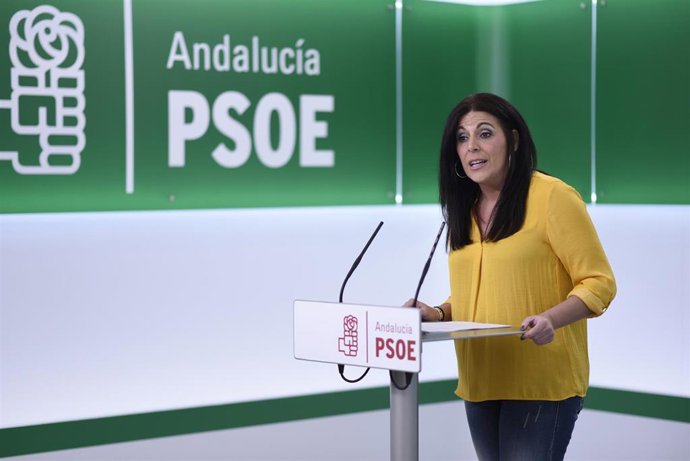 La portavoz del PSOE-A, Ángeles Férriz, en rueda de prensa