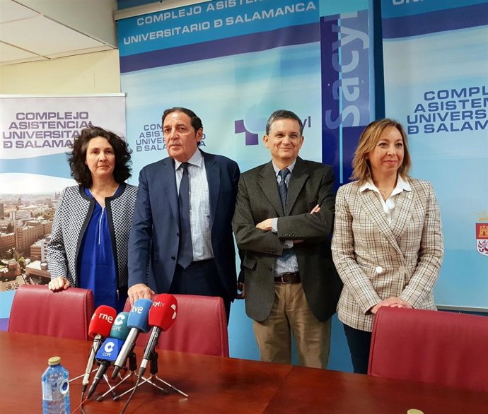 Sáez Aguado, segundo por la izquierda, junto a miembros del Consejo Rector del I