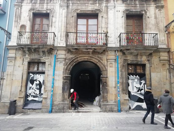 Operarios vacían el Palacio del Marqués de Rozalejo tras un año de ocupación