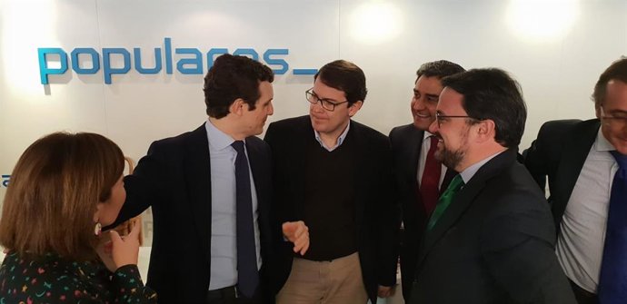 Mañueco (C) junto a Casado antes de comenzar el Comité Ejecutivo