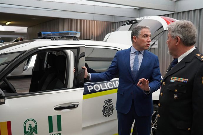 Elías Bendodo visita la Unidad Adscrita de la Policía Nacional a la Comunidad