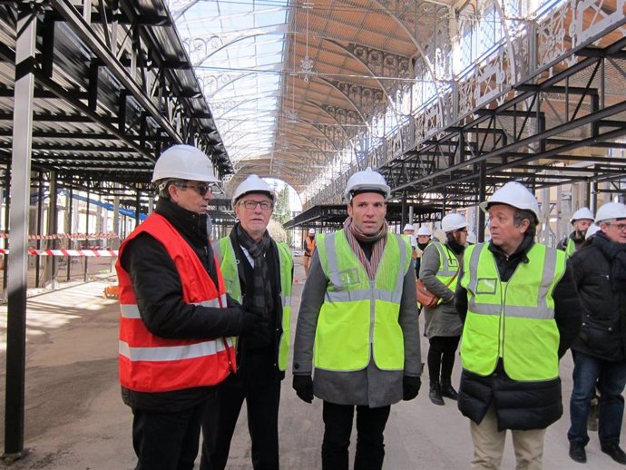 El alcalde visita las obras de remodelación del Mercado Central