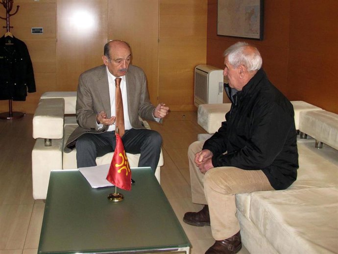 El consejero de Obras Públicas con el alcalde de Herrerías