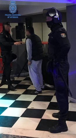 Un control de la Policia en un establiment d'oci de Palma