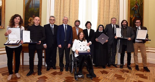 La ministra Celaá con los premiados con las Placas de Honor de la Orden Civil Al